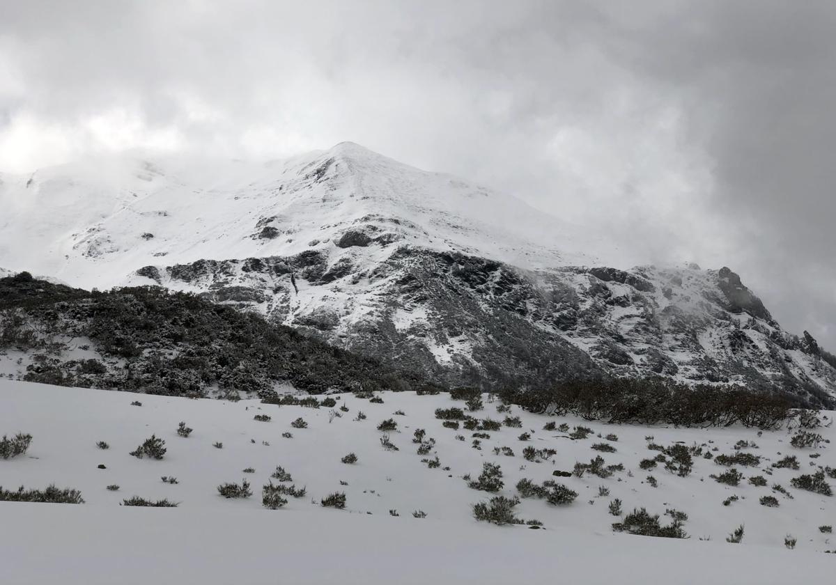 La nieve cubre el puerto de Vegarada.