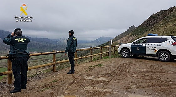 Varios guardias civiles durante una operación de búsqueda en la zona en una imagen de archivo.