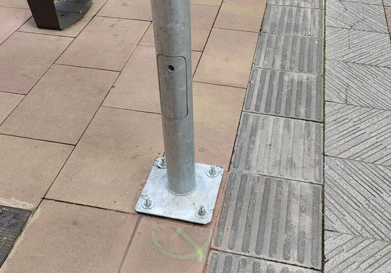 Marca en el suelo y poste metálico instalado hace unos días en la plaza Cortes Leonesas.