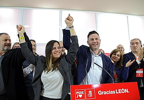 Nuria Rubio y Javier Alfonso Cendón, celebran en primer plano la victoria.