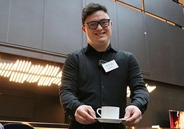 Imagen de Andrés Alonso Pereira en su puesto de prácticas.