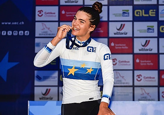 Adriana Albert posa con su medalla de oro en los Europeos de pista del pasado verano.