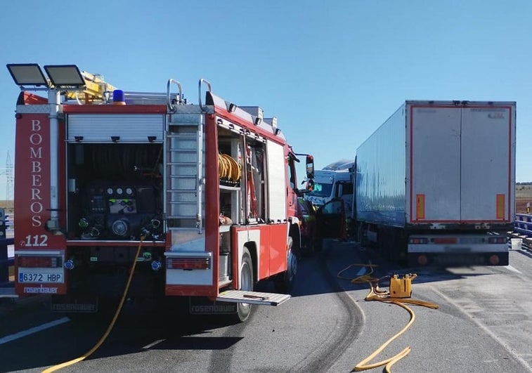 Accidente de dos camiones que cortan la León-Benavente