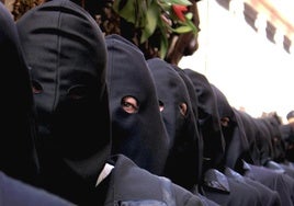 Puja de un paso de Semana Santa en León.
