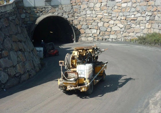 Máquina de inyectado de hormigón accediendo al interior de la mina, en 2015, para estabilizar la zona y facilitar el rescate del último trabajador que falleció en su interior.