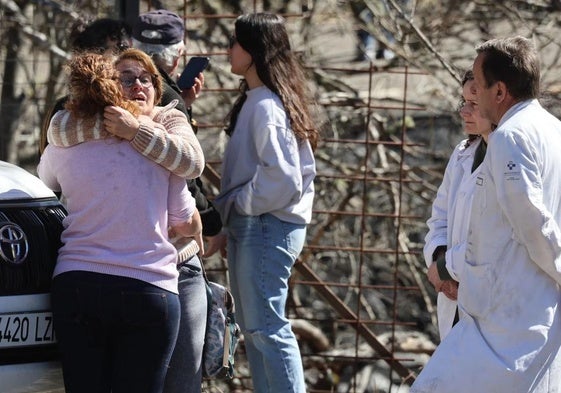 Familiares de los trabajadores de la mina de Cerredo, junto a agentes de la Guardia Civil, sanitarios y efectivos de los Bomberos.