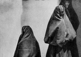 Cobijadas o tapadas de un ojo de Vejer -Andalucia-.El tapado integral, también fue común en las mujeres españolas. 1930.