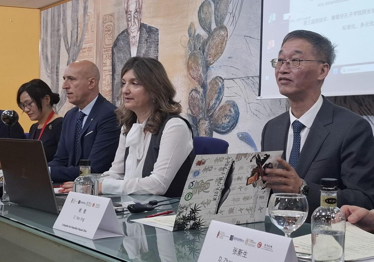 Imagen principal - León cita a los Institutos Confucio de España y Portugal para abordar retos con el embajador chino