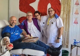 Guillermo junto al equipo de José Aguado celebrando su cumpleaños y las 50 donaciones.