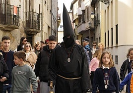 Ponferrada inicia su Semana Santa con la salida del Nazareno Lambrión Chupacandiles, que anuncia la llegada de la Semana de Pasión.