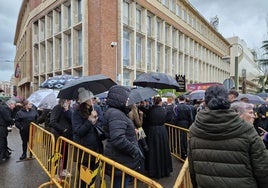 Lluvia en la jornada de Viernes Santo de León en 2024.