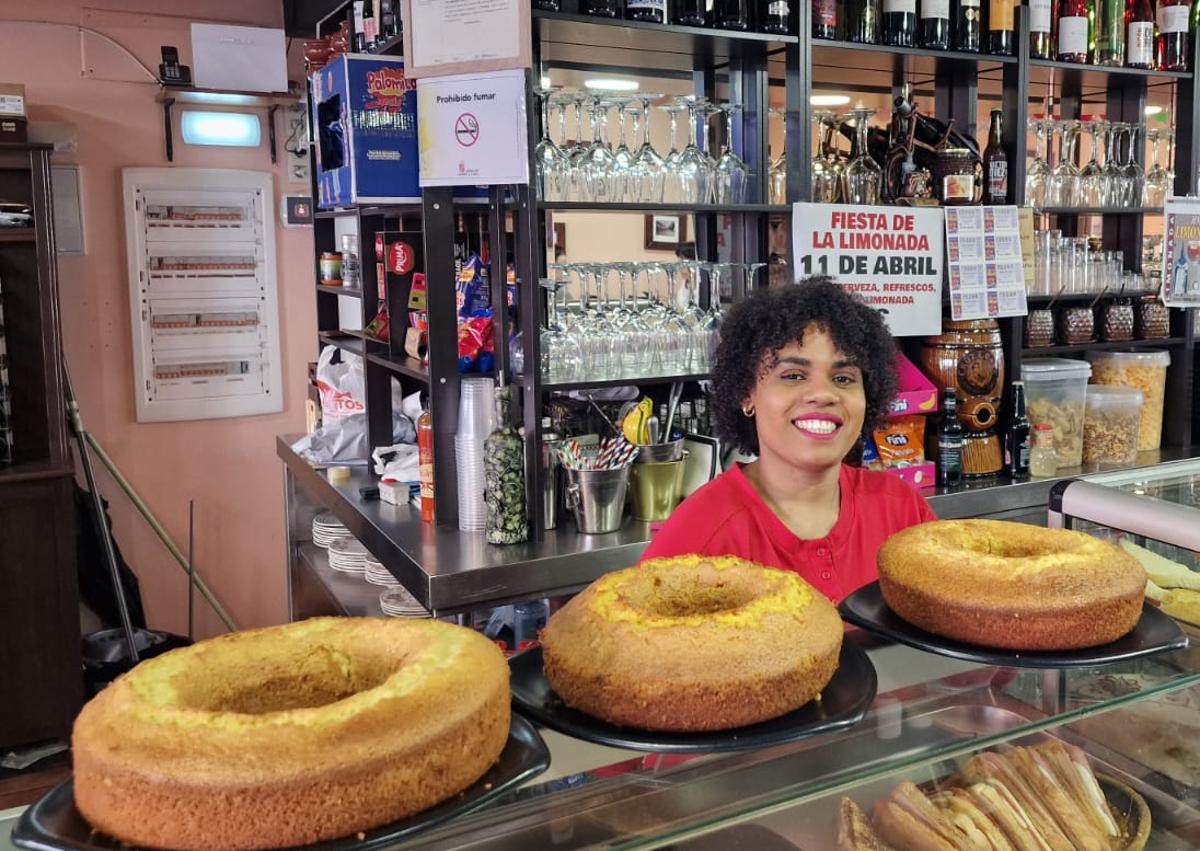 Imagen secundaria 1 - Imagen de Mari Torres, en el Bar Caricós