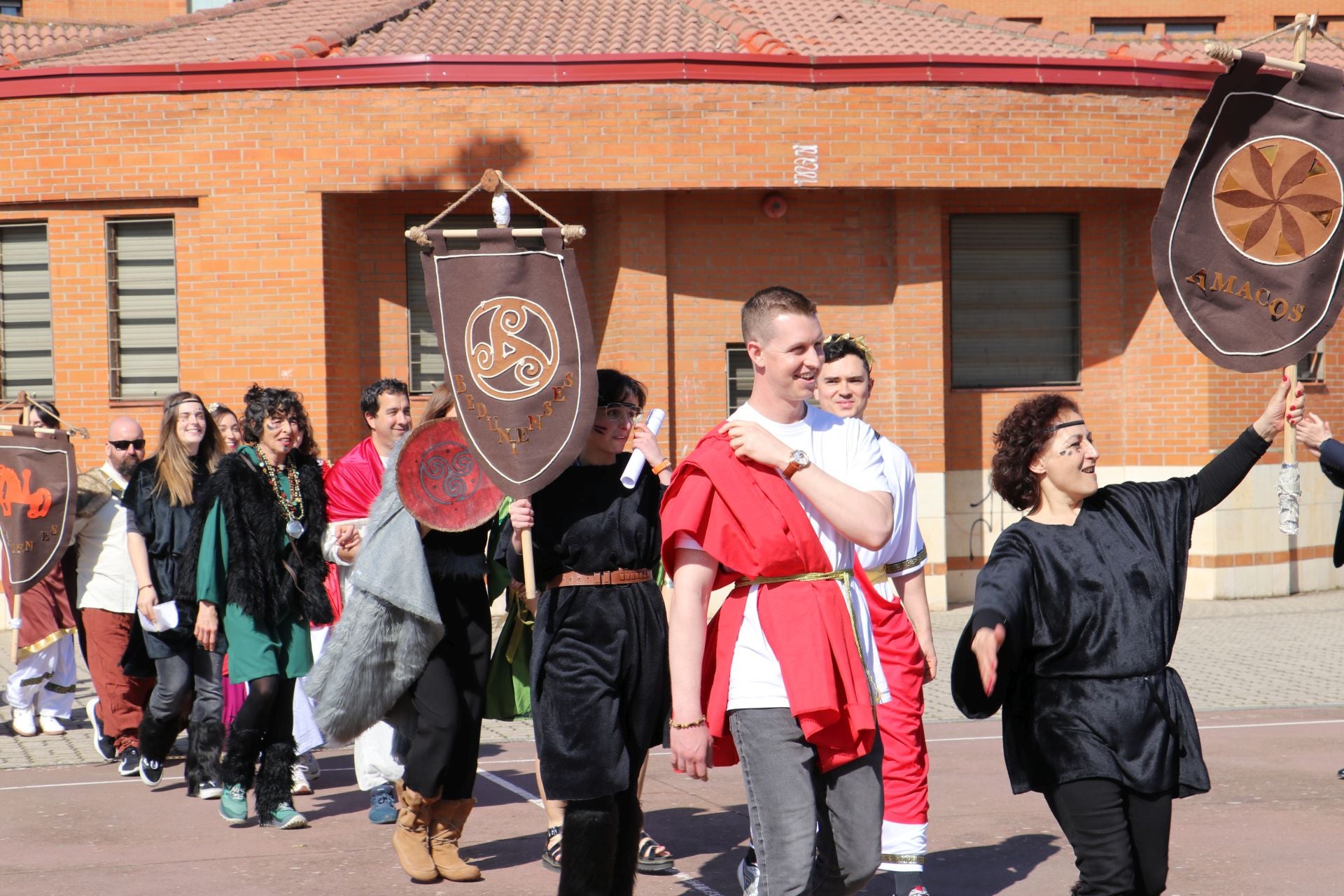 Las imágenes de los juegos astures y romanos en el IES Lancia