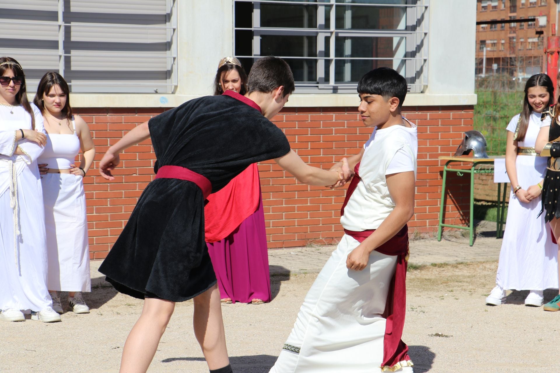 Las imágenes de los juegos astures y romanos en el IES Lancia
