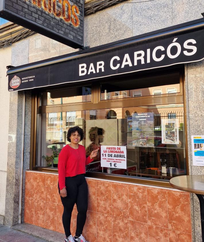 Imagen secundaria 2 - Imagen de Mari Torres, en el Bar Caricós