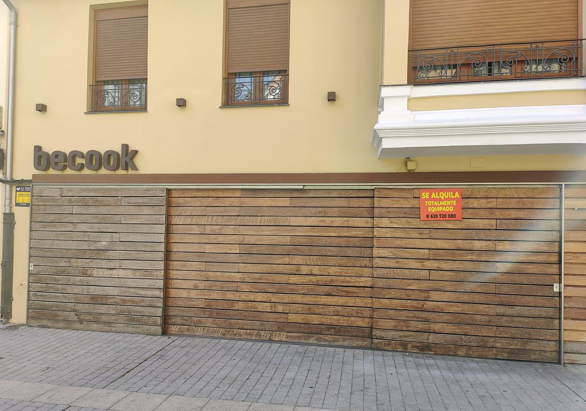 Imagen principal - Imágenes del exterior del local.