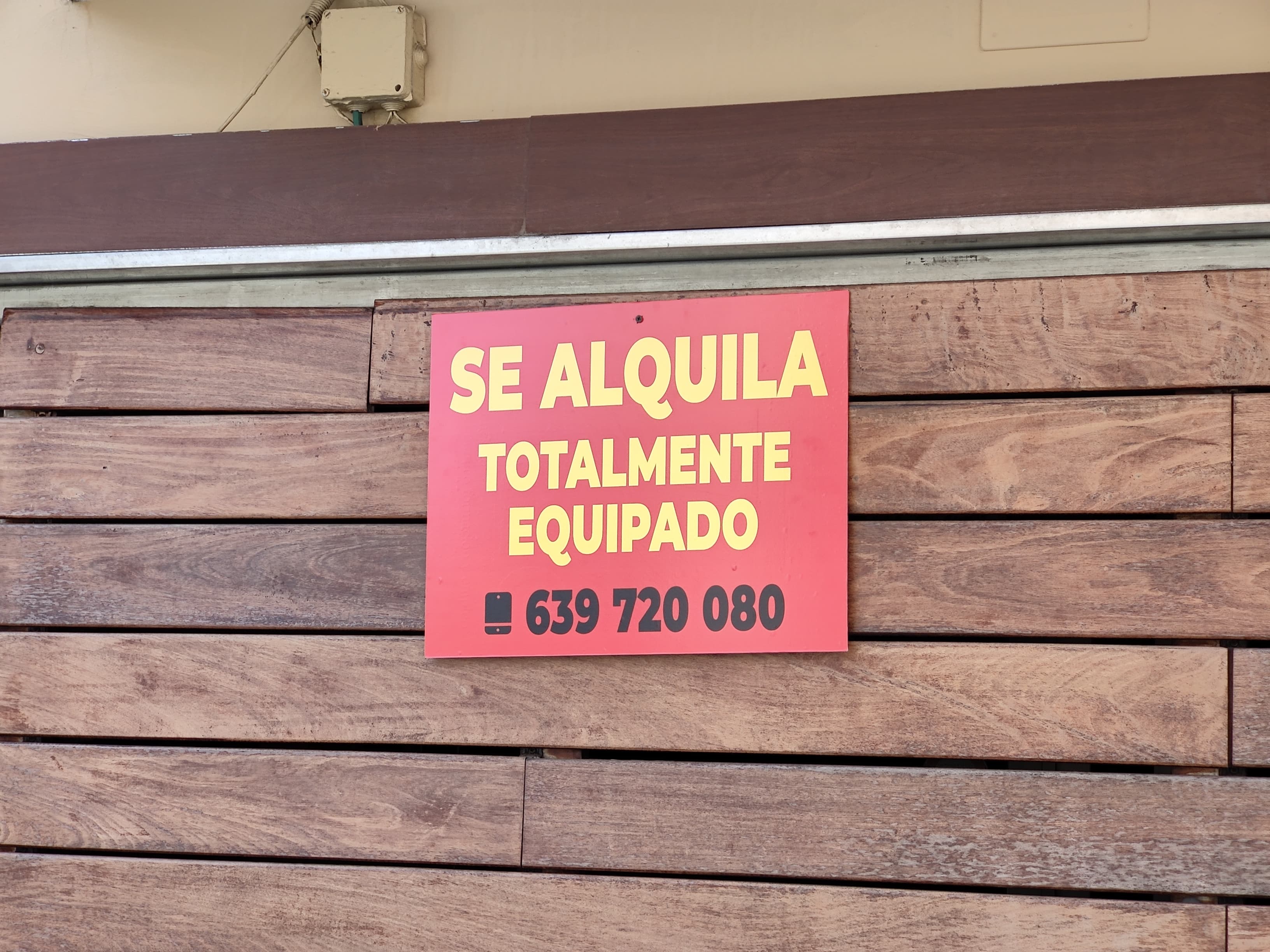 Imagen secundaria 1 - Imágenes del exterior del local.