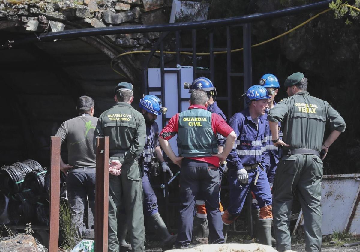 Investigadores, miembros de la brigada de salvamento minero y Policía Judicial de la Guardia Civil ayer martes en el exterior de la mina de Cerredo.