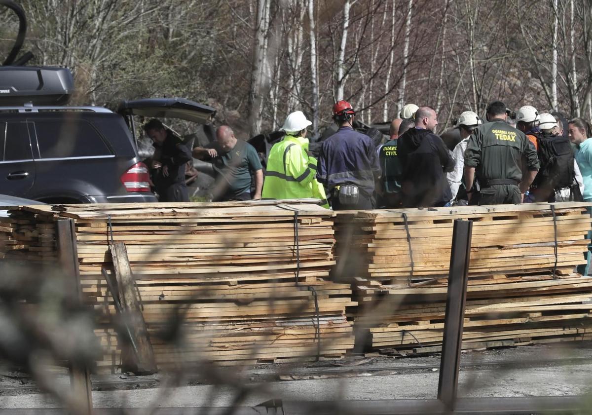 Imagen principal - La primera inspección en la mina de Cerredo confirma la explosión por grisú