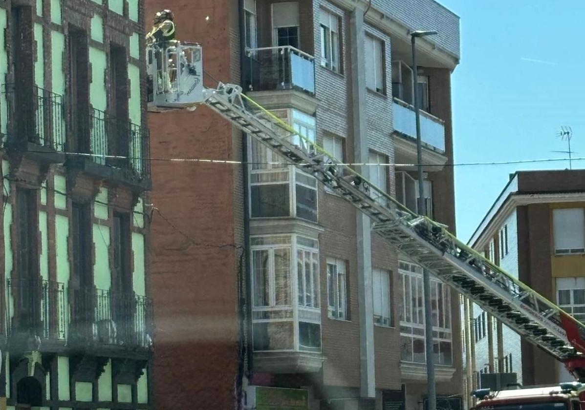 Los bomberos vuelven al edificio okupa de Doctor Fleming ante la caída de cascotes