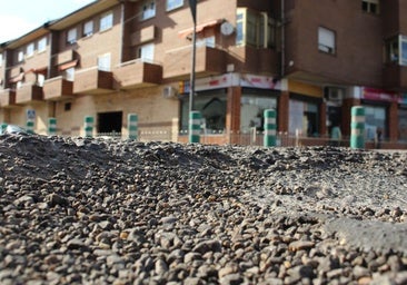 La calle de Trobajo que acumula quejas vecinales por «socavones, atropellos e inundaciones»