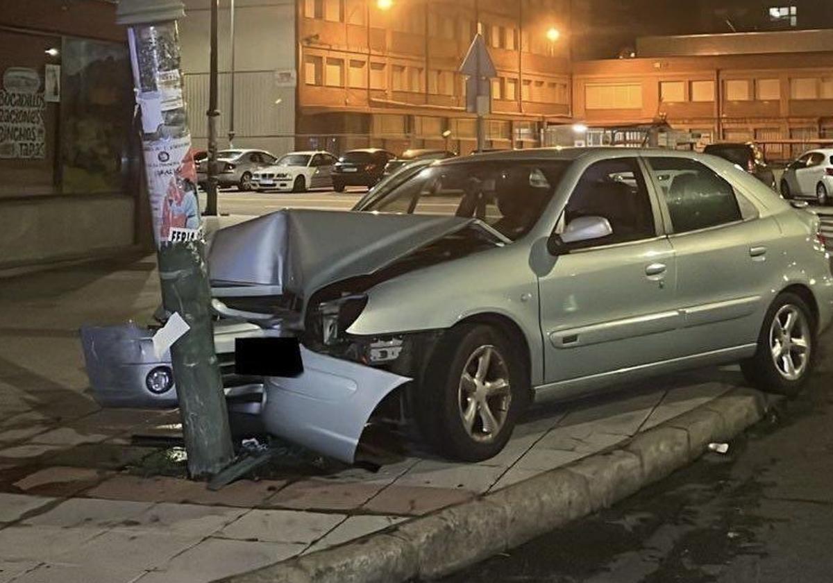 Herido un conductor en León que sextuplicaba el límite de alcohol permitido y chocó contra una farola