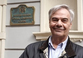José Pedro Fernández posa frente a la fachada del Ilustre Colegio Oficial de Médicos de León