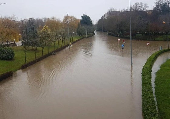 El Bernesga inunda la calle Riosol en León en diciembre de 2019.