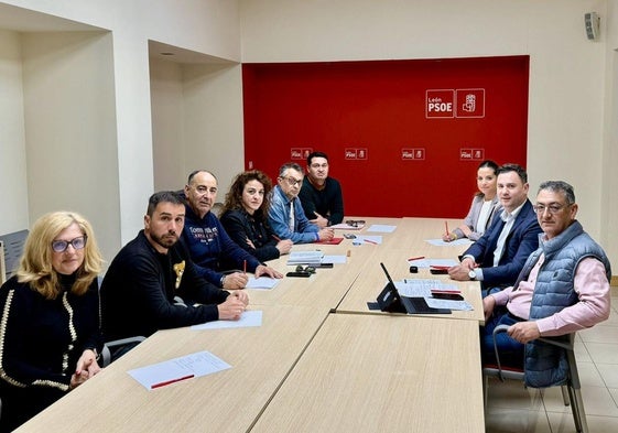 Reunión del PSOE de León con los convocantes de la manifestación del 16F.
