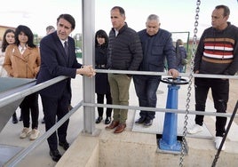 El consejero de Medio Ambiente, Vivienda y Ordenación del Territorio, Juan Carlos Suárez-Quiñones, visita la estación depuradora de aguas residuales de Villaquejida.