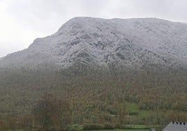 Montaña cubierta de nieve vista desde Caboalles de Abajo.