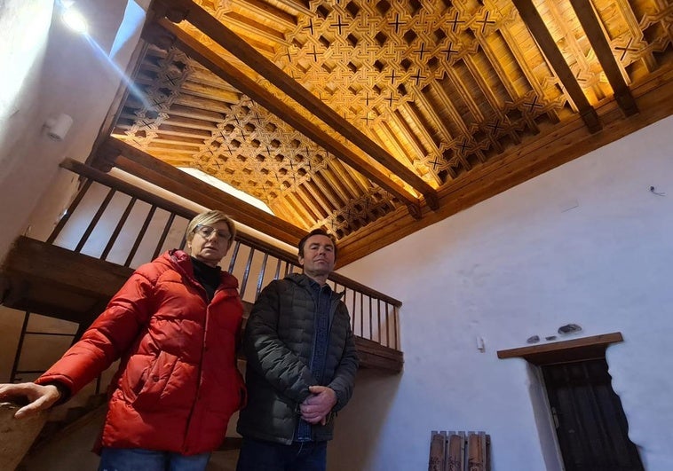 El nuevo artesonado y dos de las personas clave en el proyecto.