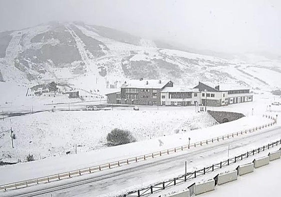 La nieve cubre de blanco la estación de esquí de San Isidro.