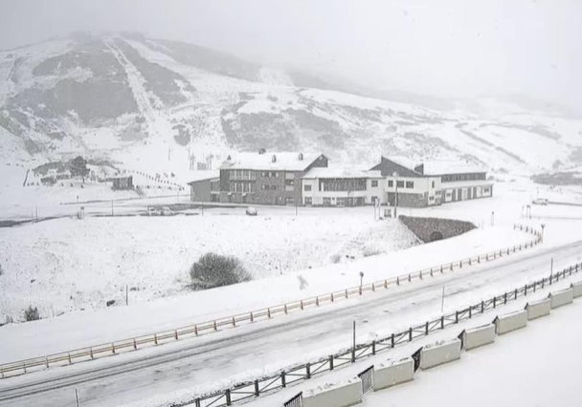 La nieve cubre de blanco la estación de esquí de San Isidro.