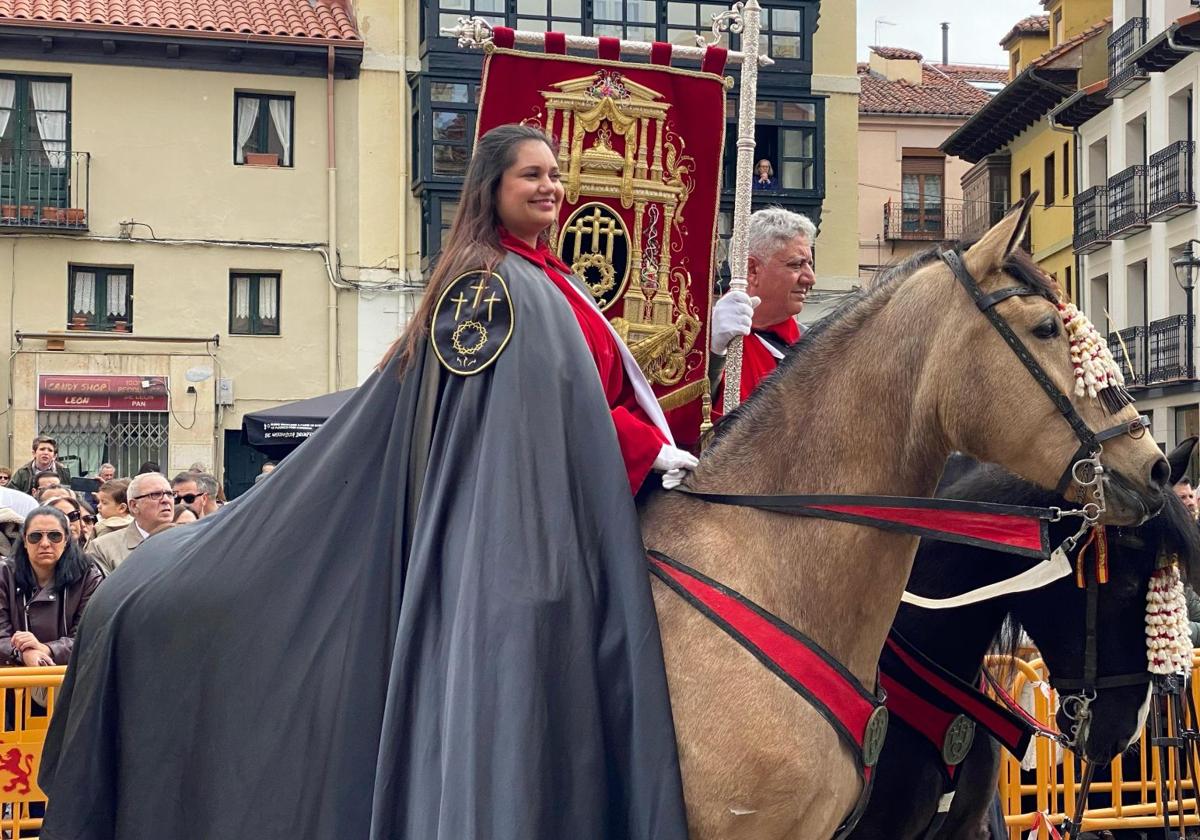 El pregón a caballo anuncia siete palabras para teñir León de rojo amapola