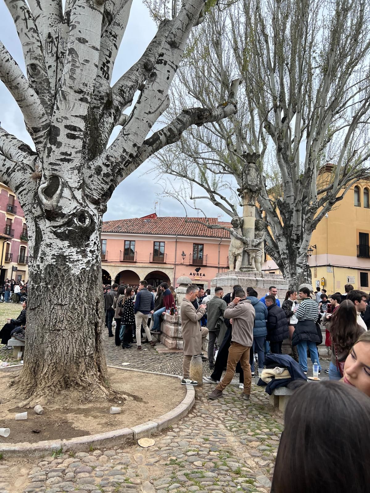 Imágenes del ambiente en León la tarde de Jueves Santo