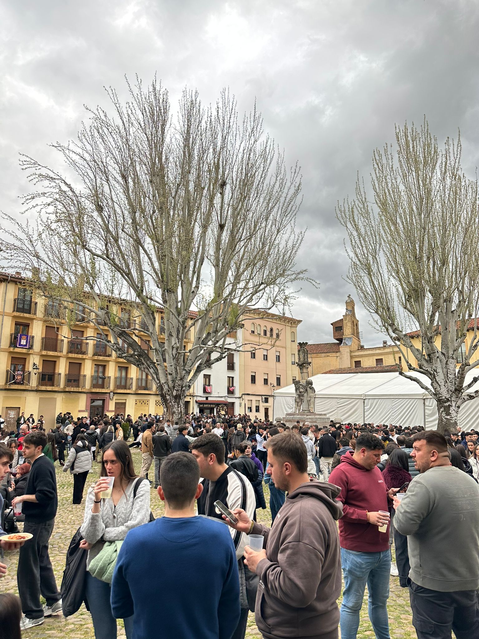 Imágenes del ambiente en León la tarde de Jueves Santo