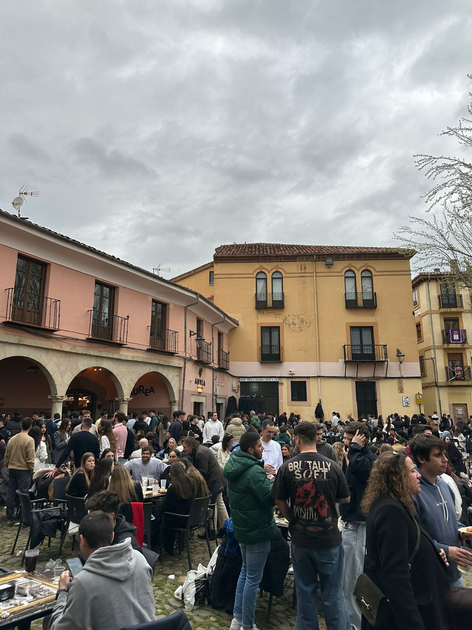 Imágenes del ambiente en León la tarde de Jueves Santo