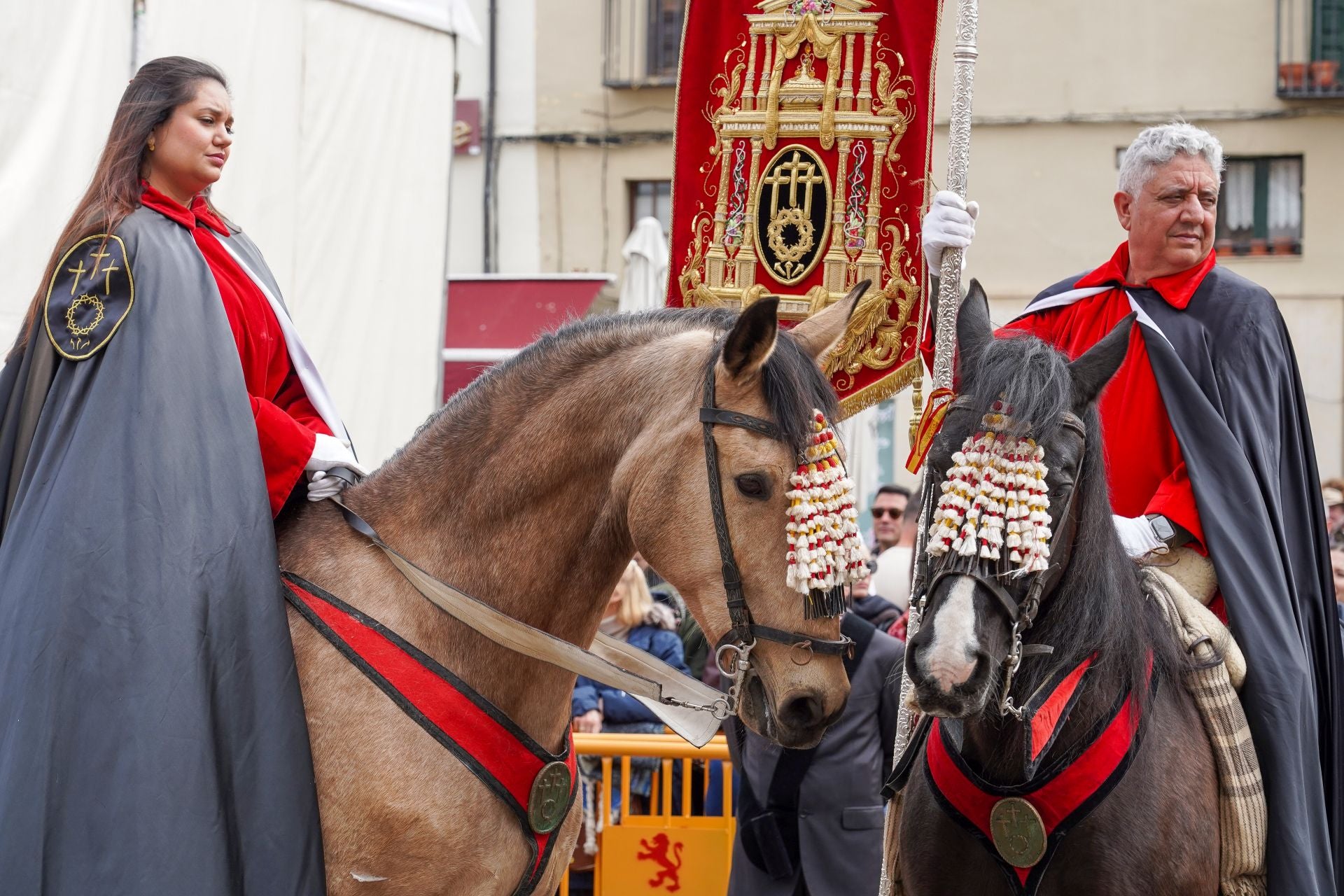 El pregón a caballo anuncia siete palabras para teñir León de rojo amapola