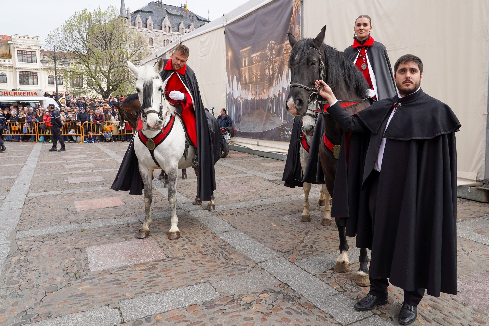 El pregón a caballo anuncia siete palabras para teñir León de rojo amapola