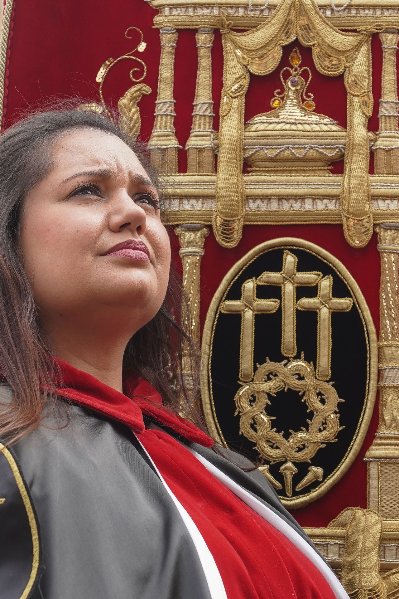 El pregón a caballo anuncia siete palabras para teñir León de rojo amapola