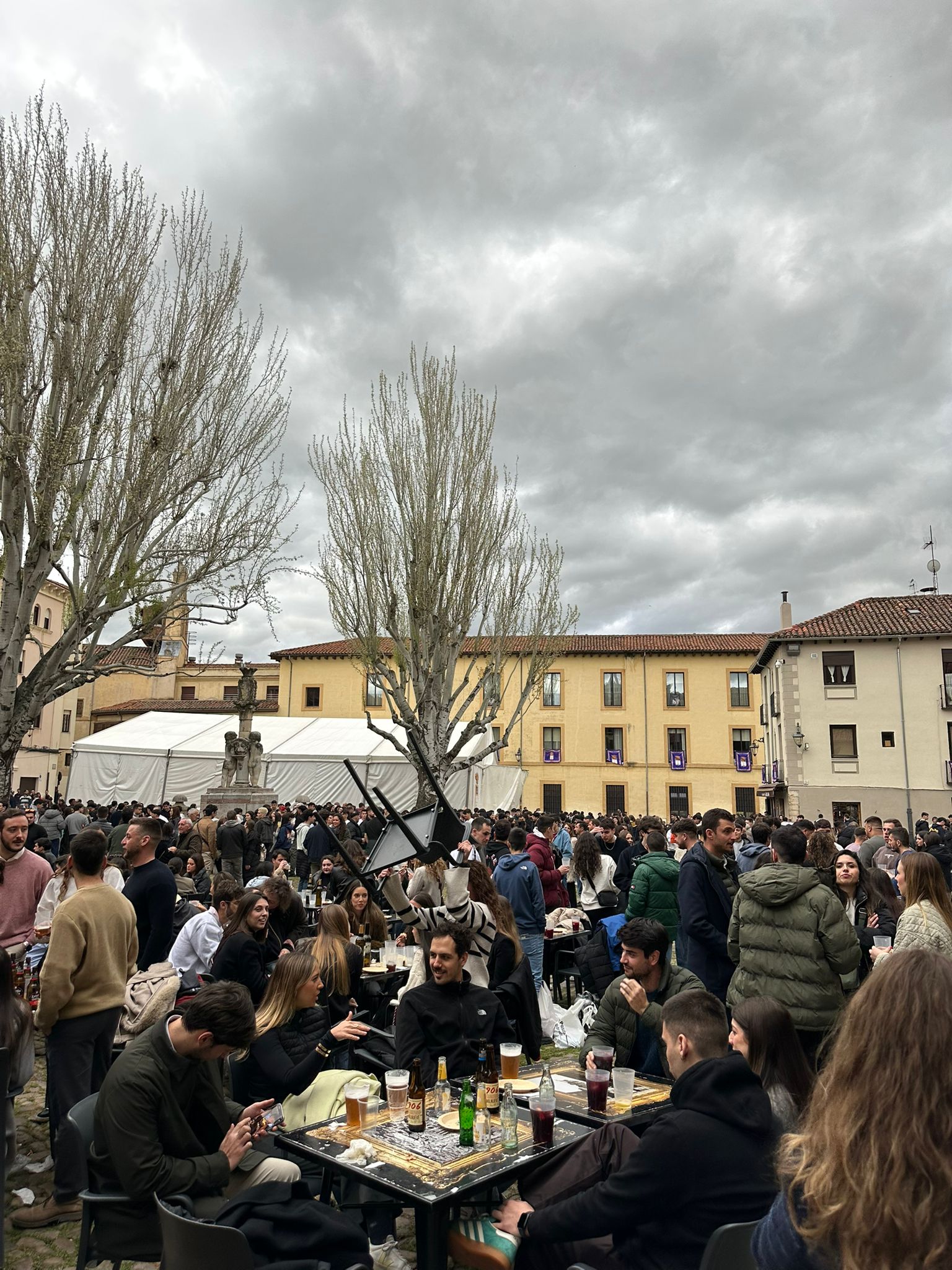 Imágenes del ambiente en León la tarde de Jueves Santo