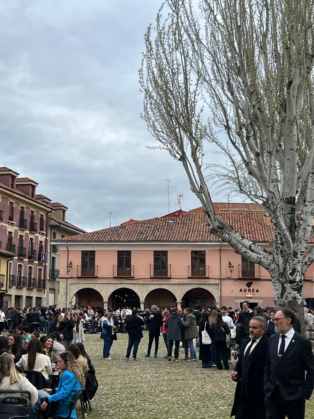 Imágenes del ambiente en León la tarde de Jueves Santo