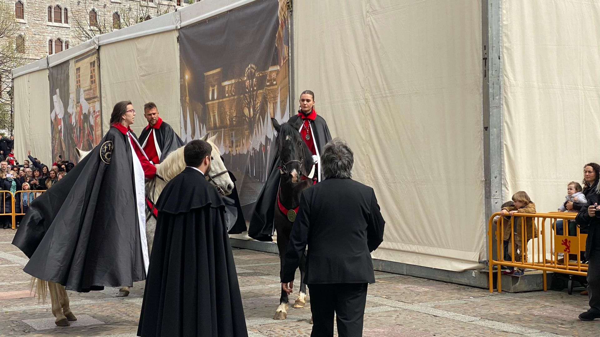 El pregón a caballo anuncia siete palabras para teñir León de rojo amapola