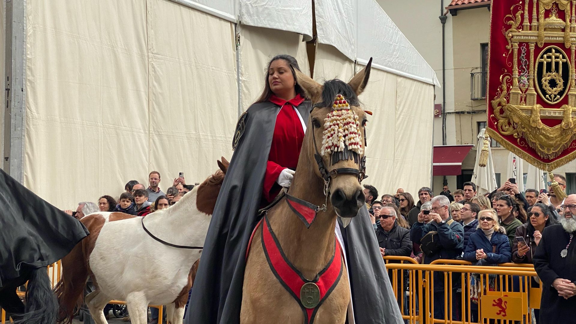 El pregón a caballo anuncia siete palabras para teñir León de rojo amapola