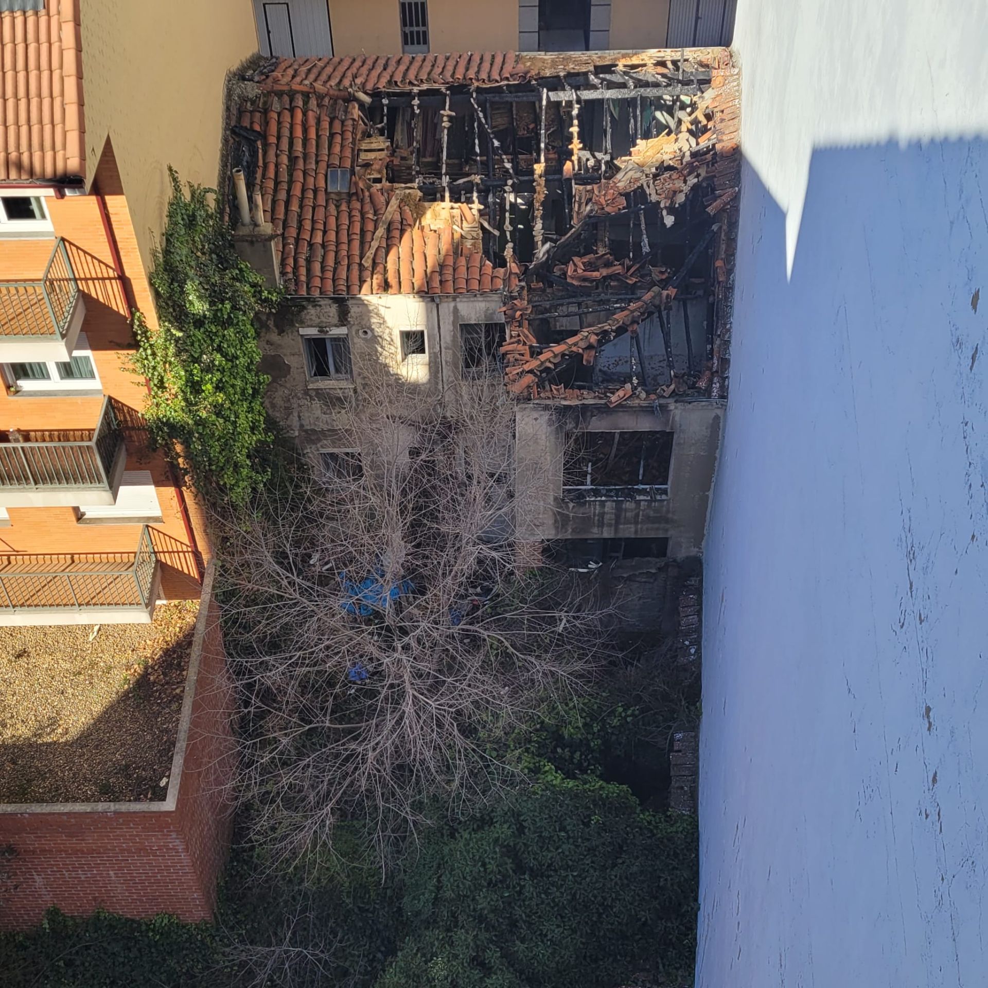 El estado «ruinoso» del número 19 de Santa Engracia, en imágenes