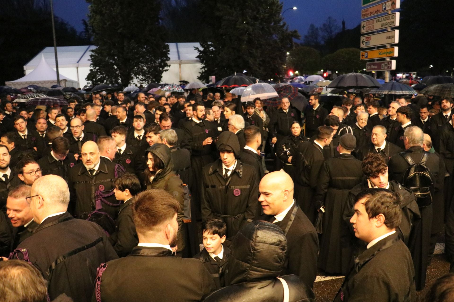 Las imágenes de la decisión de la cofradía para salir en procesión en León