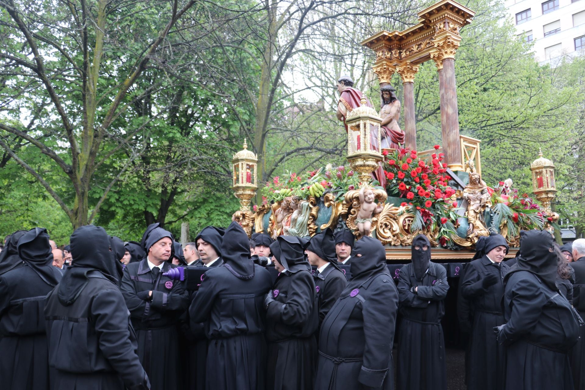Las imágenes de la salida y procesión de Los Pasos en León