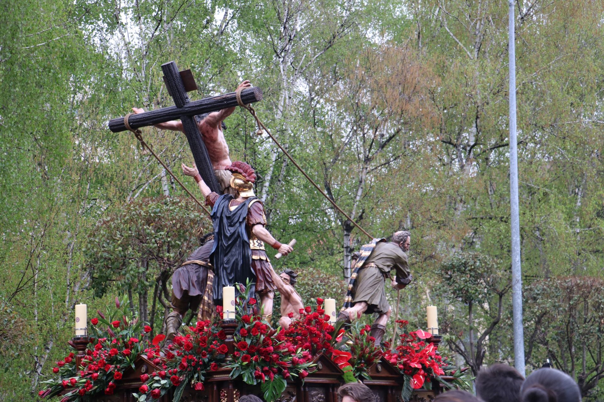 Las imágenes de la salida y procesión de Los Pasos en León
