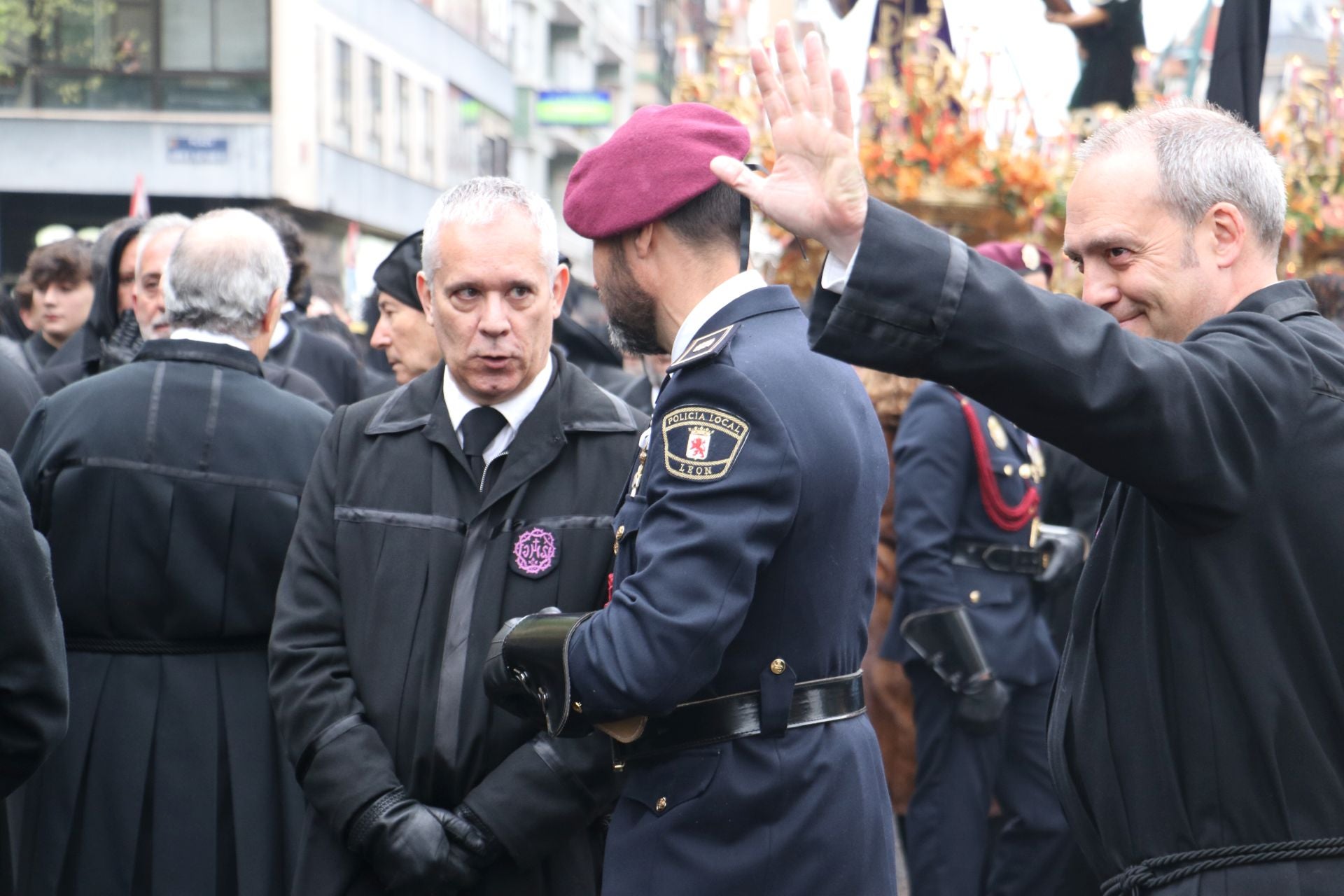 Las imágenes de la salida y procesión de Los Pasos en León
